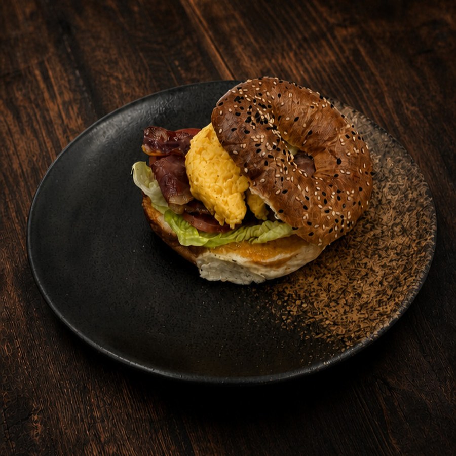Sandwich Bagel with Bacon & Eggs